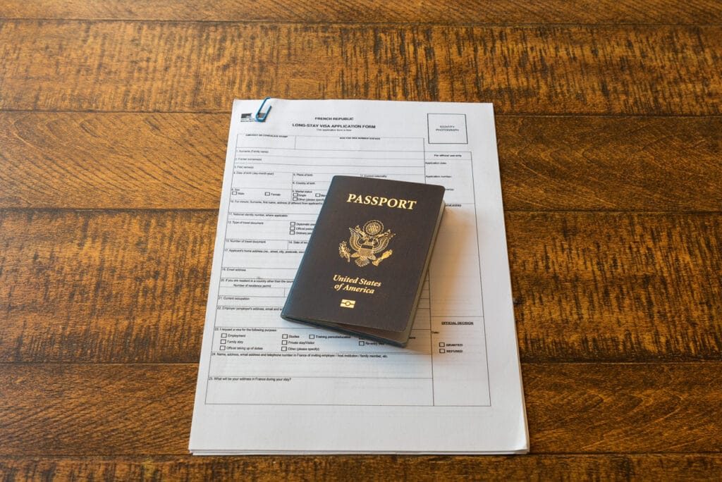 Dá para trabalhar à distância na França com o visto "visiteur"? O ministério esclarece