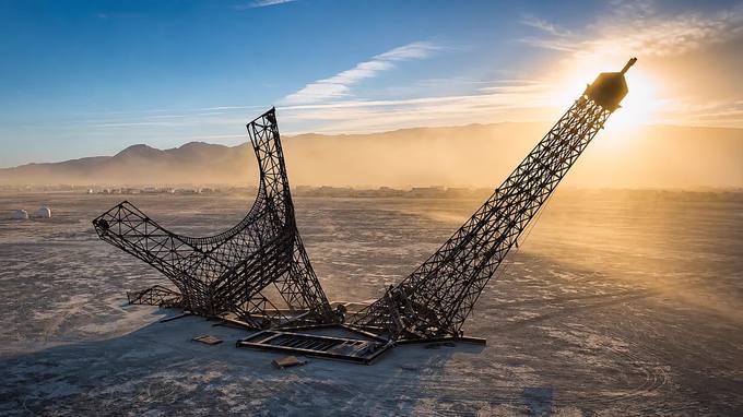 A Torre Eiffel "caiu" no deserto: a obra de um francês que vira leilão de meio milhão de dólares