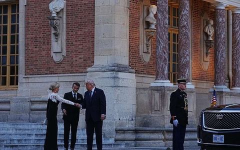 Recepção de Estado no Palácio de Versalhes ao anoitecer