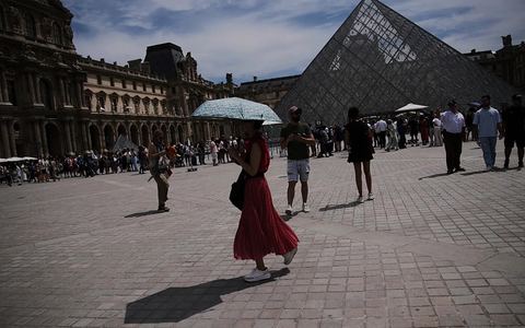 Sol intenso sobre paisagem durante onda de calor na França