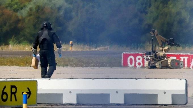 Um drone explosivo num aeroporto alemão e o fechamento de um consulado russo