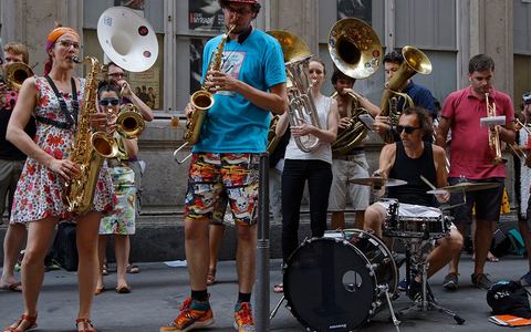 Apresentação musical ao ar livre durante a Fête de la Musique
