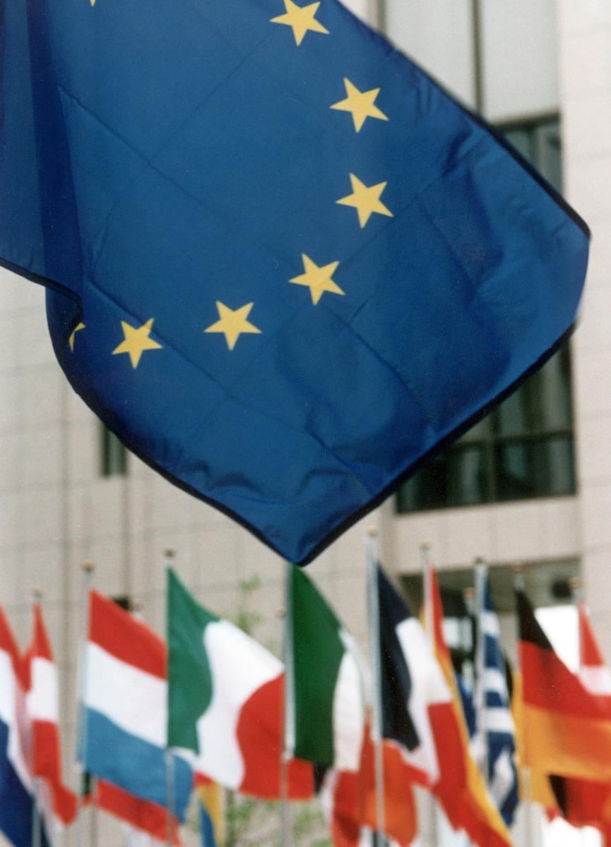 Bandeira europeia e bandeiras dos Estados-membros