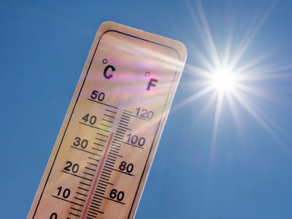 Termómetro ao sol · imagem simbólica do calor extremo
