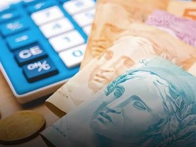 Calculadora e cédulas de real