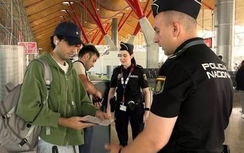 Controles de documentos num aeroporto europeu
